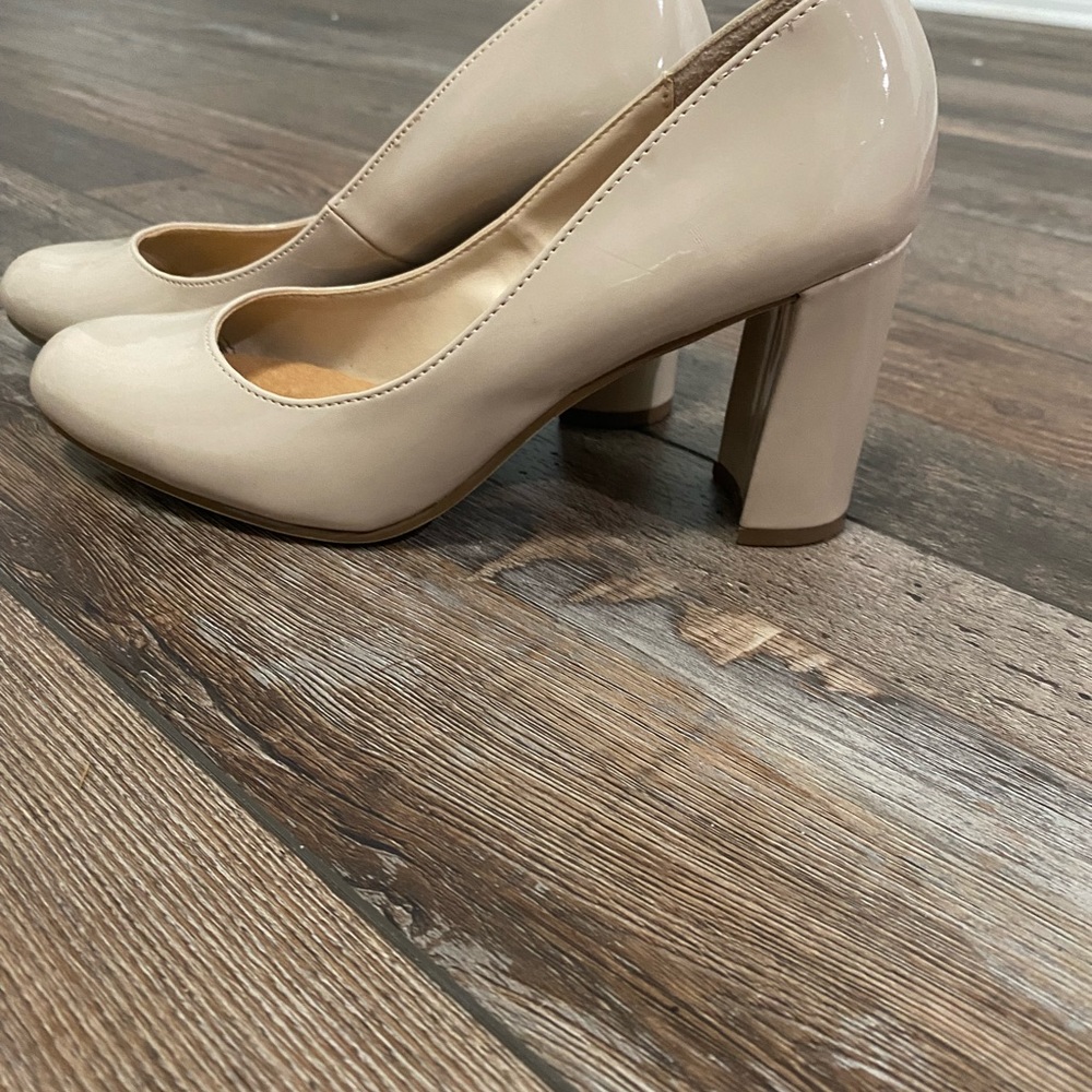 🌟🌟 2/$10 🌟🌟 Patent Faux Leather Tan Round Toe Block Heel Pumps - Picture 5 of 13